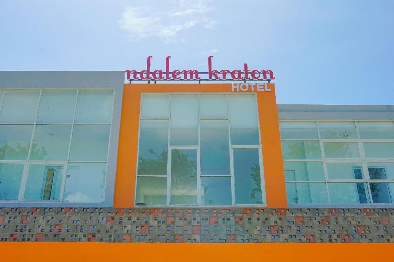 Ndalem Kraton Hotel Sidoarjo Exterior photo