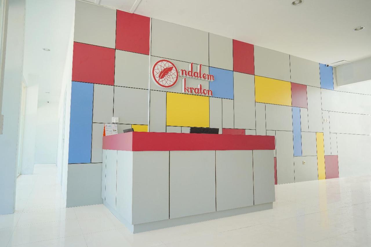Ndalem Kraton Hotel Sidoarjo Exterior photo